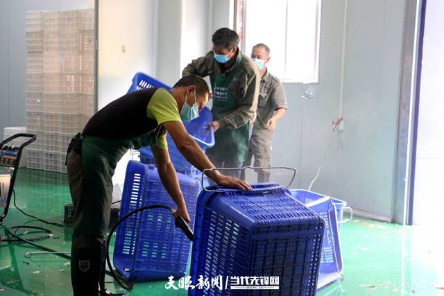 "润泉食安工厂部负责人黄晨森介绍,公司现有员工89人,配送车辆23辆